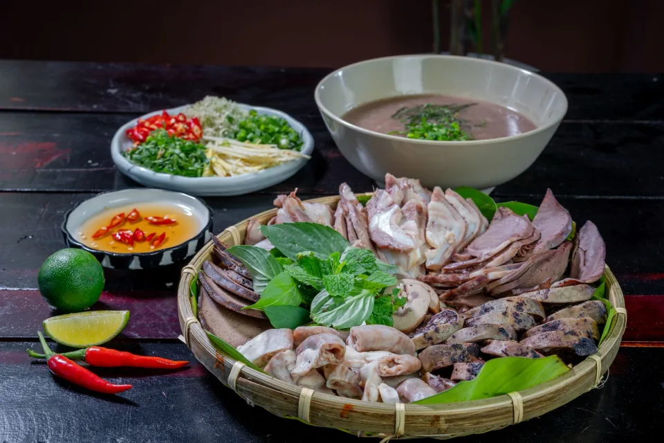 Sân ngoài trời buổi tối